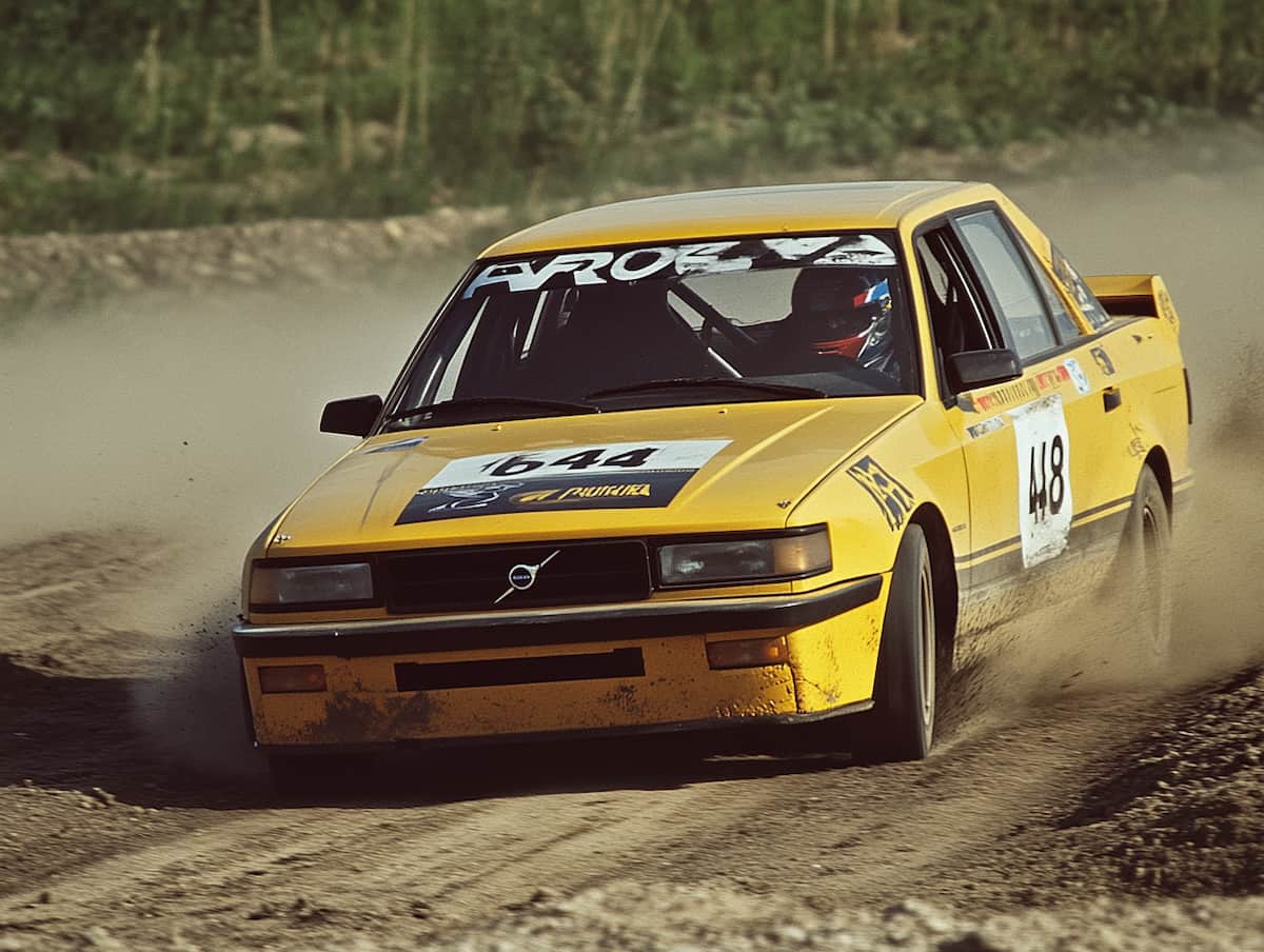 Folkrace bil som kör på grusbana