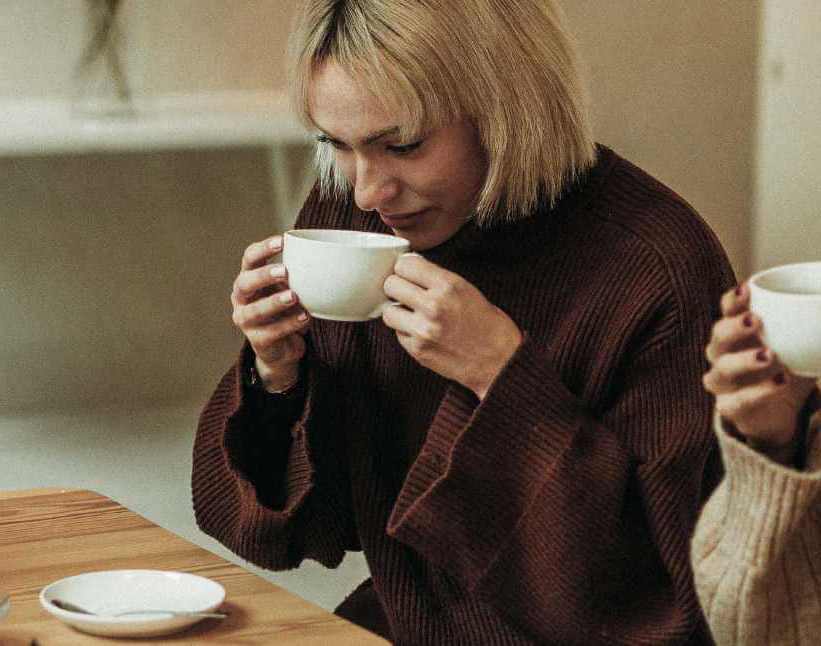 Tjej som provar kaffe