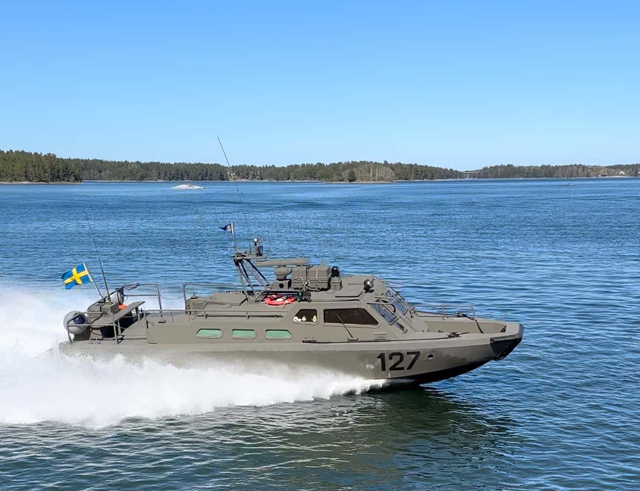 Stridsbåt i hög hastighet i Stockholms skärgård