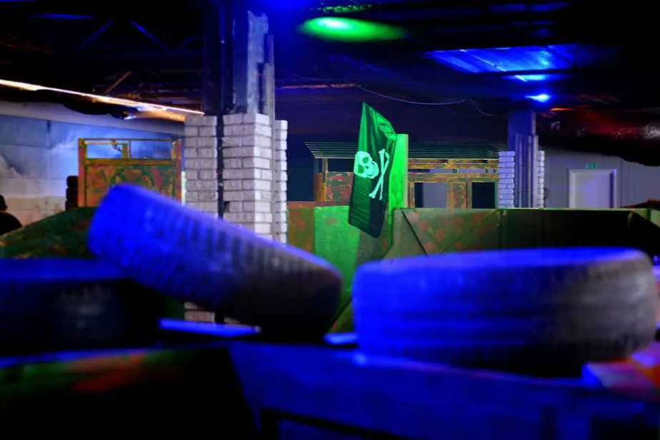 Färgstark inomhusarena för barnkalas med paintball