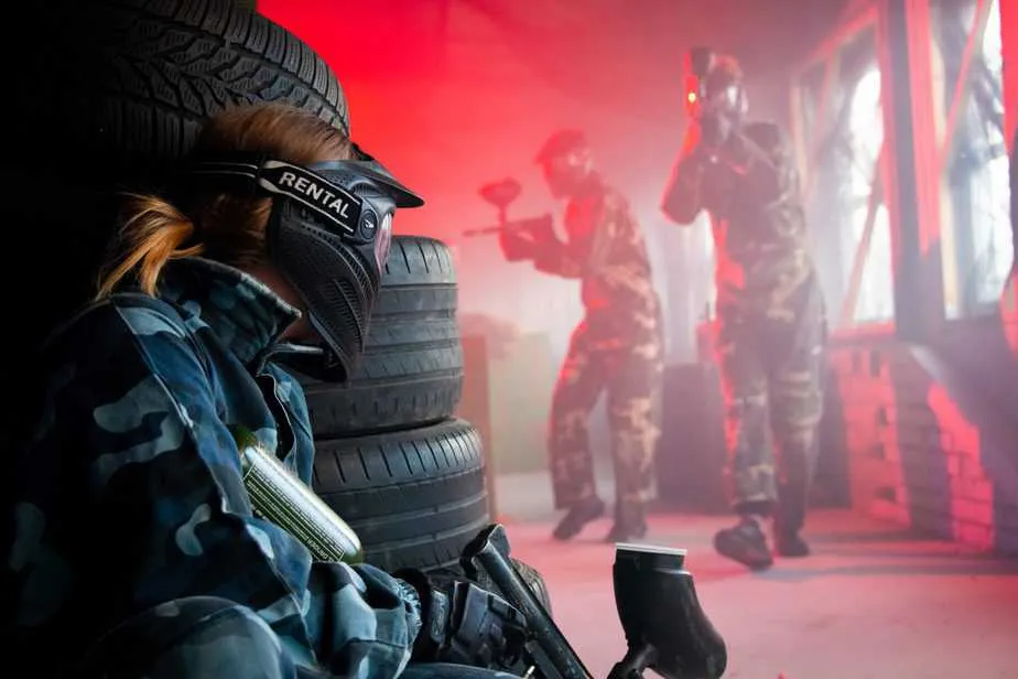 Paintballspelare med skyddsmasker på Tactical Sports inomhusarena