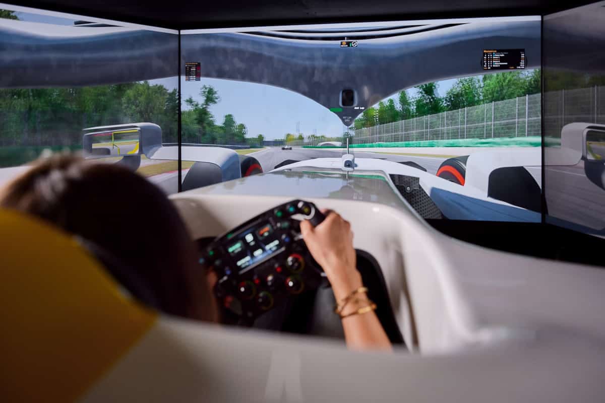 Tjej som kör Formula 1 racing simulator