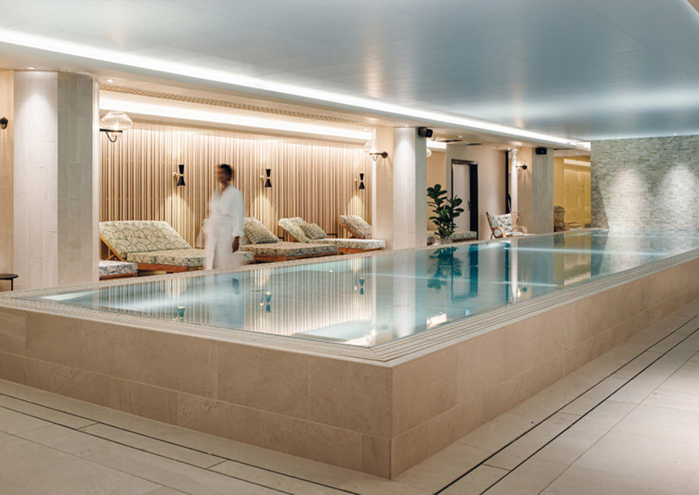Inomhuspool med vilstolar på Vana Spa i Vasastan