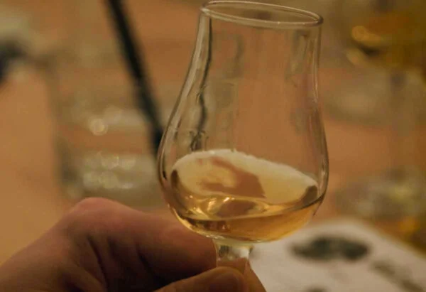 Whiskyglas med whisky i (provningsglas)