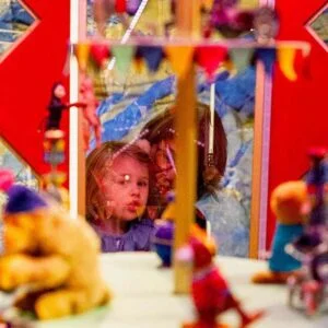 Barn på utställning på Stockholm Toy Museum