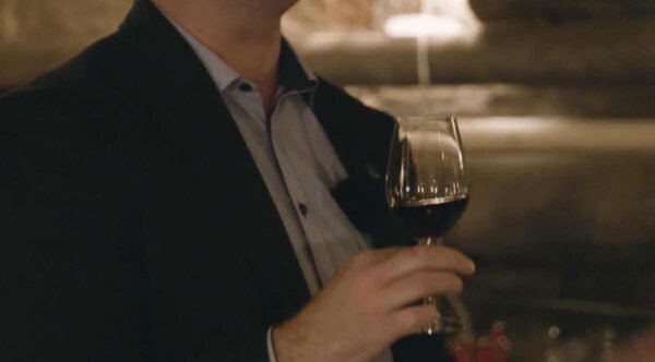 vinexpert som håller ett glas med rödvin